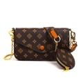 Dunkelbraune Baguette-Tasche mit Monogramm, rundem Münzfach und breitem Gurt - Braun