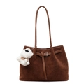 Borsa tote in camoscio opaco marrone scuro con fibbia decorativa e ciondolo di peluche - Con Ciondolo / Marrone