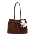 Borsa tote marrone scuro in pelle scamosciata opaca con fibbia e ciondolo a cane - Con Ciondolo / caffè