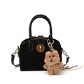 Schwarze Wildleder-Muscheltasche mit Goldverschluss, Doppelgriffen und Plüschhund-Anhänger - Mit Anhänger / Schwarz