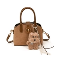 Braune Shell-Tasche aus Wildlederimitat mit Plüschhund-Anhänger und Schultergurt - Mit Anhänger / Braun