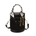 Bolso tipo cubo negro con asa de pañuelo de seda y costuras en contraste - Negro