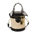 Bolso cubo beige y negro con pañuelo de corazones y detalles de ante acolchado - Blanco Roto