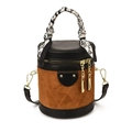 Bolso saco acolchado en negro y marrón con asa de pañuelo con estampado de corazones - Marrón