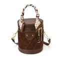 Bolso tipo cubo de ante marrón oscuro y cuero con pañuelo de corazones y candado - Marrón