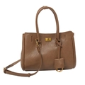 Bolso tote vintage de cuero marrón con asas dobles y correa ajustable en fondo blanco - Marrón