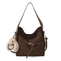 Borsa tote a pieghe marrone scuro con spalline lisce e ciondolo a forma di coniglietto - Con Ciondolo / Marrone