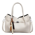 Borsa a tracolla quadrata bianco crema con ciondolo in perline di legno e texture in pelle - Con Ciondolo / Bianco Sporco