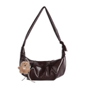 Dunkelbraune gefaltete Leder-Schultertasche in Halbmondform mit Plüschbär-Anhänger - Mit Anhänger / Braun
