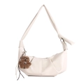 Sac à bandoulière demi-lune blanc crème avec plis et charmant ours en peluche - Avec Pendentif / Blanc