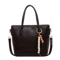 Bolso retro de cuero PU marrón oscuro con correa de hombro ajustable y colgante de cuentas - café