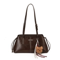 Sac à épaule marron foncé brillant avec surpiqûres et breloque ourson - Avec Pendentif / Marron