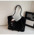 Grand sac cabas noir avec surpiqûres blanches contrastées et charm décoratif - Avec Pendentif / Noir