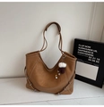 Grand sac cabas rétro en cuir souple marron avec charm en peluche et boucles décoratives - Avec Pendentif / Marron