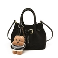 Schwarze Retro-Eimertasche aus Wildlederimitat mit Teddy-Anhänger und glänzenden Griffen - Mit Anhänger / Schwarz
