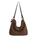 Dunkelbraune geflochtene Hobo-Tasche aus Leder mit Sternanhänger und großem Fassungsvermögen - Braun