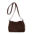 Bolso tipo cubo de gamuza marrón oscuro con diseño plisado y correa de cuero ajustable - Marrón