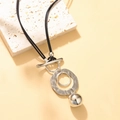 Collar minimalista de plata con colgante geométrico, cordón negro y esfera de metal liso - Colgante de Anillo Geométrico Martillado (QNN1194)