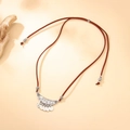 Collar bohemio con colgante de media luna plateada grabada y cordón de cuero marrón - Colgante de Lentejuelas de Luna Creciente Tallada (QNN1225) / Cordón marrón