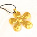 Collar con colgante de flor dorada con textura martillada y cordón negro fino - Colgante de Flor de Cinco Pétalos Martillado (QNN1188) / Dorado