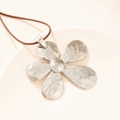 Collar con colgante de flor plateada, patrón martillado y cordón de cera marrón - Colgante de Flor de Cinco Pétalos Martillado (QNN1188) / Plateado