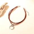 Collar étnico retro con cordón de cuero rojo y colgante de luna creciente de plata - Choker de Luna Creciente de Triple Capa (QNN1214) / Marrón