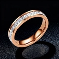 Anillo de acero de titanio con diamantes cuadrados engastados en acabado oro rosa - Talla 5 / Fila Única de Circonita Cuadrada / Rosa oro