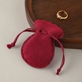 Sacchetto per gioielli in velluto bordeaux con coulisse ed eleganti bordi a onda - 7*9cm / Borgogna