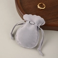 Sacchetto per gioielli in camoscio grigio chiaro con coulisse e bordi a conchiglia - 7*9cm / Grigio
