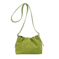 Bolso saco plisado verde hierba con acabado mate y bandolera fina de cuero suave - Verde