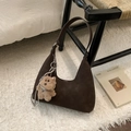 Bolso de hombro minimalista de ante marrón café con un colgante de oso en una silla - Con Colgante / Marrón