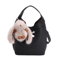 Borsa a secchiello in pelle nera con un grazioso ciondolo a forma di coniglio di peluche - Con Ciondolo a Forma di Coniglio / Nero