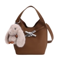Borsa a secchiello marrone minimalista con fibbia argento e ciondolo a coniglietto - Con Ciondolo a Forma di Coniglio / Marrone
