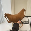 Borsa a mezzaluna in camoscio marrone con design trapuntato e tracolla con nodo - Con Ciondolo / Marrone
