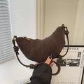 Borsa a mezzaluna in pelle smerigliata caffè con cuciture e tracolla con nodi - Con Ciondolo / Marrone