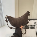 Borsa croissant marrone scuro in finta pelle scamosciata con tracolla annodata - Con Ciondolo / Ebano