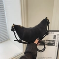 Borsa croissant in pelle scamosciata nera con tracolla annodata e zip dorata - Con Ciondolo / Nero