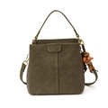 Bolso saco verde oliva en cuero granulado con abalorio de cuentas vintage y correa - Verde