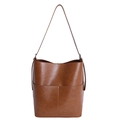 Vintage dunkelbraune Beuteltasche aus glänzendem Öl-Wachs-Leder mit Schultergurt - Braun