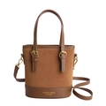 Sac seau en daim marron avec patchwork en cuir et bandoulière réglable sur fond blanc - Marron