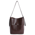 Minimalistische dunkelbraune Beuteltasche aus glänzendem Kunstleder mit zwei Taschen - Braun