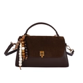 Sac à main en daim et cuir marron foncé avec fermoir doré et pendentif en bois - Café Suède
