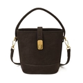 Dunkelbraune Wildleder-Beuteltasche mit goldenem Drehverschluss und verstellbarem Gurt - Braun