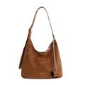 Bolso hobo grande de cuero marrón con textura vintage y detalles de correa larga - Marrón
