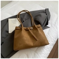 Retro-Shopper in Hellbraun mit silberner Schnalle und minimalistischen Riemen - Braun