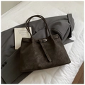 Dunkelbraune Shopper-Tasche aus Mattleder mit Retro-Schnallenriemen und großem Stauraum - Braun
