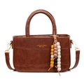 Borsa a tracolla marrone scuro con trama a coccodrillo e ciondolo di perline colorate - Con Ciondolo / Marrone Giallastro