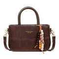 Borsa a tracolla marrone scuro in finta pelle coccodrillo con ciondolo di perline - Con Ciondolo / Marrone