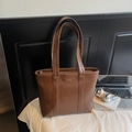 Borsa tote in ecopelle marrone scuro con logo in metallo per ufficio e pendolari - Marrone
