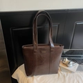 Borsa tote marrone scuro minimalista con trama in pelle lucida e spalline sottili - caffè
